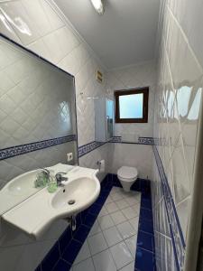 Kupaonica u objektu Central-Vintage Villa with free Parking and 5min walk to Metro