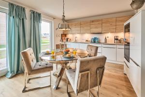 a kitchen and dining room with a table and chairs at Hafensuite iPURA VIDA! - für Leben-Genießer in Kappeln