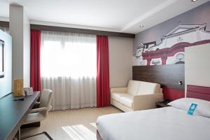 Tempat tidur dalam kamar di B&B Hotel Trento