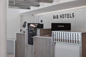 un bancomat in un edificio con un grande hotel di B&B HOTEL Porto Gaia a Vila Nova de Gaia