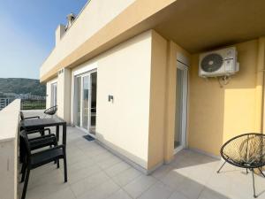 A balcony or terrace at R Apartments