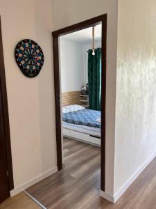 Una cama o camas en una habitación de Apartament Jeziorna Olecko