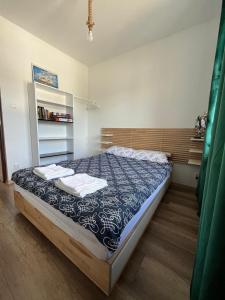 Una cama o camas en una habitación de Apartament Jeziorna Olecko