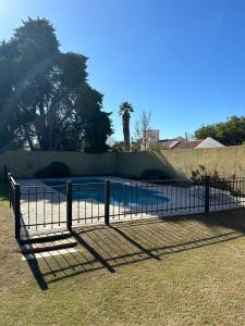 une clôture avec un court de tennis dans une cour dans l'établissement Casa Arguello, à Córdoba