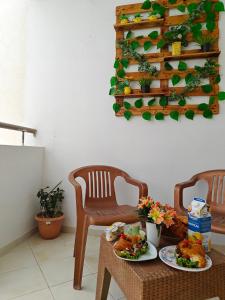 2 chaises et une table avec de la nourriture dans l'établissement Appartement slim centre sousse, à Sousse