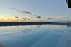 een zwembad met uitzicht op de oceaan bij Villa Leonor Cliffside Retreat in Calheta