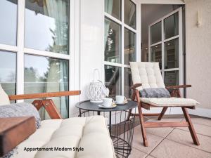 シュルッフゼーにあるVilla Sunside Schluchsee - Appartements Modern Style & Superiorのポーチ(椅子2脚、コーヒーテーブル付)