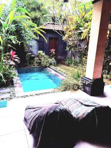 una piscina frente a una casa en Sari House Ubud, en Ubud