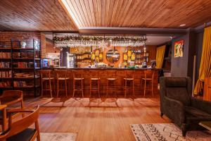 een bar met een stel stoelen in een kamer bij Library Hotel Erciyes in Kayseri