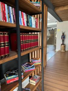 een bibliotheek met houten planken gevuld met boeken bij Library Hotel Erciyes in Kayseri