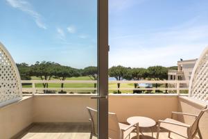 d'un balcon avec des chaises et une vue sur l'océan. dans l'établissement Onyria Quinta da Marinha Hotel, à Cascais