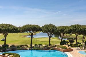 un complexe avec une piscine et un parcours de golf dans l'établissement Onyria Quinta da Marinha Hotel, à Cascais