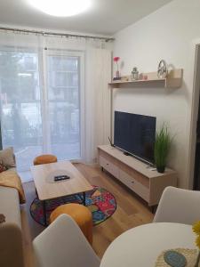 Televisor o centre d'entreteniment de Colorful Apartament 2 pokojowy z małym ogródkiem w Warszawie