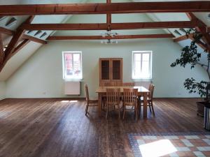 een eetkamer met een tafel en stoelen bij Penzion U Lucerny in Jindrichuv Hradec