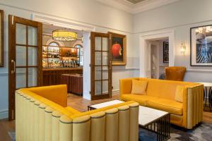 Area tempat duduk di The Queen at Chester Hotel, BW Premier Collection