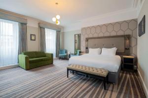 Tempat tidur dalam kamar di The Queen at Chester Hotel, BW Premier Collection