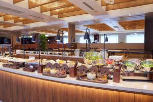 een buffet lijn met veel verschillende soorten eten bij Cerulean Tower Tokyu Hotel, A Pan Pacific Partner Hotel in Tokyo