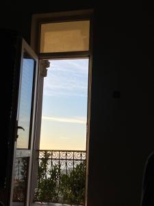 d'une porte ouverte avec vue sur un balcon. dans l'établissement Horizon Hills - ჰორიზონ ჰილს, à Kvariati