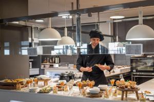 - un chef debout dans une cuisine préparant des plats dans l'établissement Estival Centurión Playa, à Cambrils