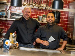 Twee mannen staan in een keuken. bij Novotel Rotterdam Brainpark in Rotterdam