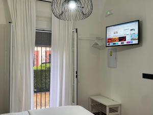 ein Schlafzimmer mit einem Bett und einem TV an der Wand in der Unterkunft Apartamento Casa Nela in Medellín