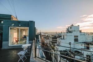 balcone con sedia e vista sulla città di Viajero Montevideo Hostel a Montevideo