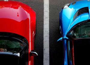 2 voitures garées l'une à côté de l'autre dans un parking dans l'établissement Le Saint-Nicolas, à La Rochelle