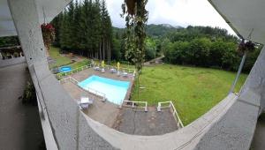 Piscina a Cabana Cerbu o a prop