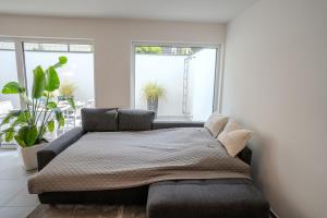 Llit o llits en una habitació de Luxuswohnung 95qm in Waldrandlage zwischen Köln und Düsseldorf-Nähe Messe - Lanxessarena - Bayarena