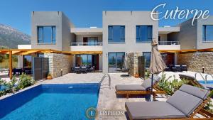 Бассейн в Epipleon Serenity Villas или поблизости