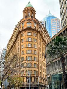 een hoog gebouw met een klokkentoren erop bij Radisson Blu Plaza Hotel Sydney in Sydney