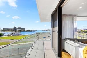 Балкон или тераса в Harbour Towers Newcastle, Elite Apartment Stays, Free Parking & Tram Access