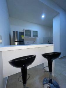 A kitchen or kitchenette at Lindo Apartamento con Jacuzzi en Monteria