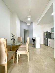 A kitchen or kitchenette at Lindo Apartamento con Jacuzzi en Monteria