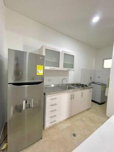 A kitchen or kitchenette at Lindo Apartamento con Jacuzzi en Monteria