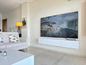 Televisor o centre d'entreteniment de Seafront Luxury Apartment