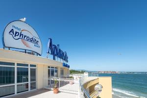 un edificio sulla spiaggia con l'oceano sullo sfondo di Aphrodite Beach Hotel a Nesebar