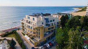 vista aerea di un edificio vicino alla spiaggia di Aphrodite Beach Hotel a Nesebar