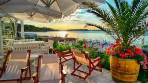 un patio con sedie e una pianta in vaso di Aphrodite Beach Hotel a Nesebar