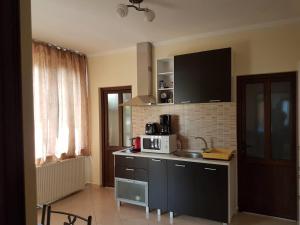 Charming House in Sacele with Garden View + BBQ tesisinde mutfak veya mini mutfak