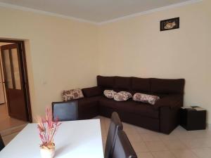 Charming House in Sacele with Garden View + BBQ tesisinde bir oturma alanı