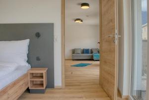 A bed or beds in a room at myQuartier City Chalets