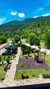 uma vista aérea de um parque com um parque infantil em Vitali Apartment em Borjomi