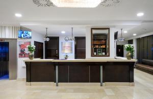 The lounge or bar area at Leonardo Hotel Budapest