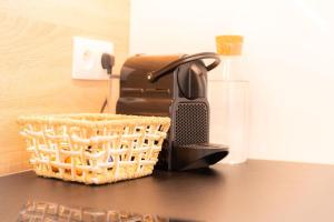 Coffee and tea making facilities at Appartement Cosy près de tout !