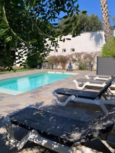 Piscina de la sau aproape de Chambres d'Hôtes Le Mas du Bijou Bleu