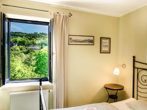 una camera da letto con finestra con vista di Apartment Chopin by Interhome a Mariánské Lázně