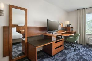 TV tai viihdekeskus majoituspaikassa Fairfield Inn & Suites by Marriott Watertown Thousand Islands