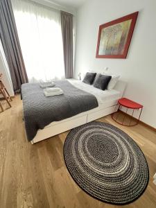 Un pat sau paturi într-o cameră la Upground Residence Apartments