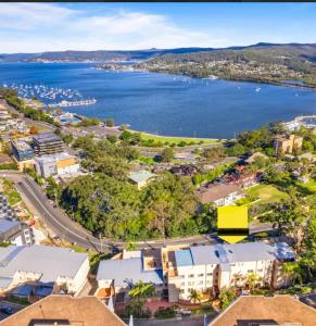 eine Luftansicht einer Stadt mit einem Wasserkörper in der Unterkunft Gosfords Best Location with Views in Gosford